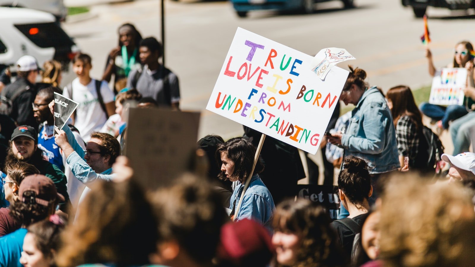 Embracing Authenticity: Empowering LGBTQ+ Individuals to Embrace their ‌True​ Selves